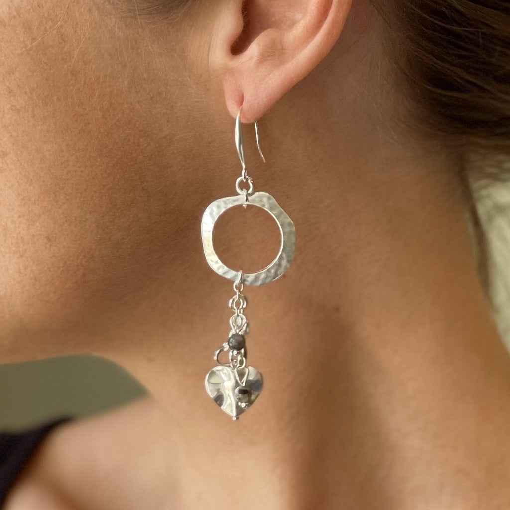 Beaten Ring With Heart Charms Earrings In Silver Plate