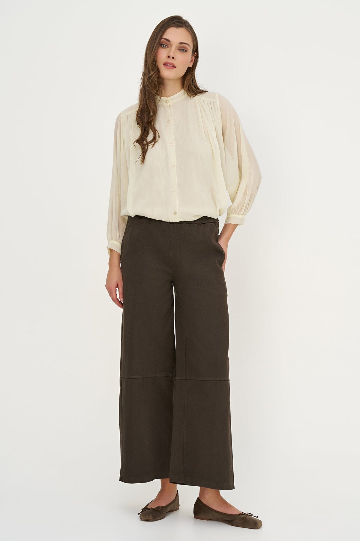 Women's Woven Pull-On Wide-Leg Pants with Back Patch Pockets