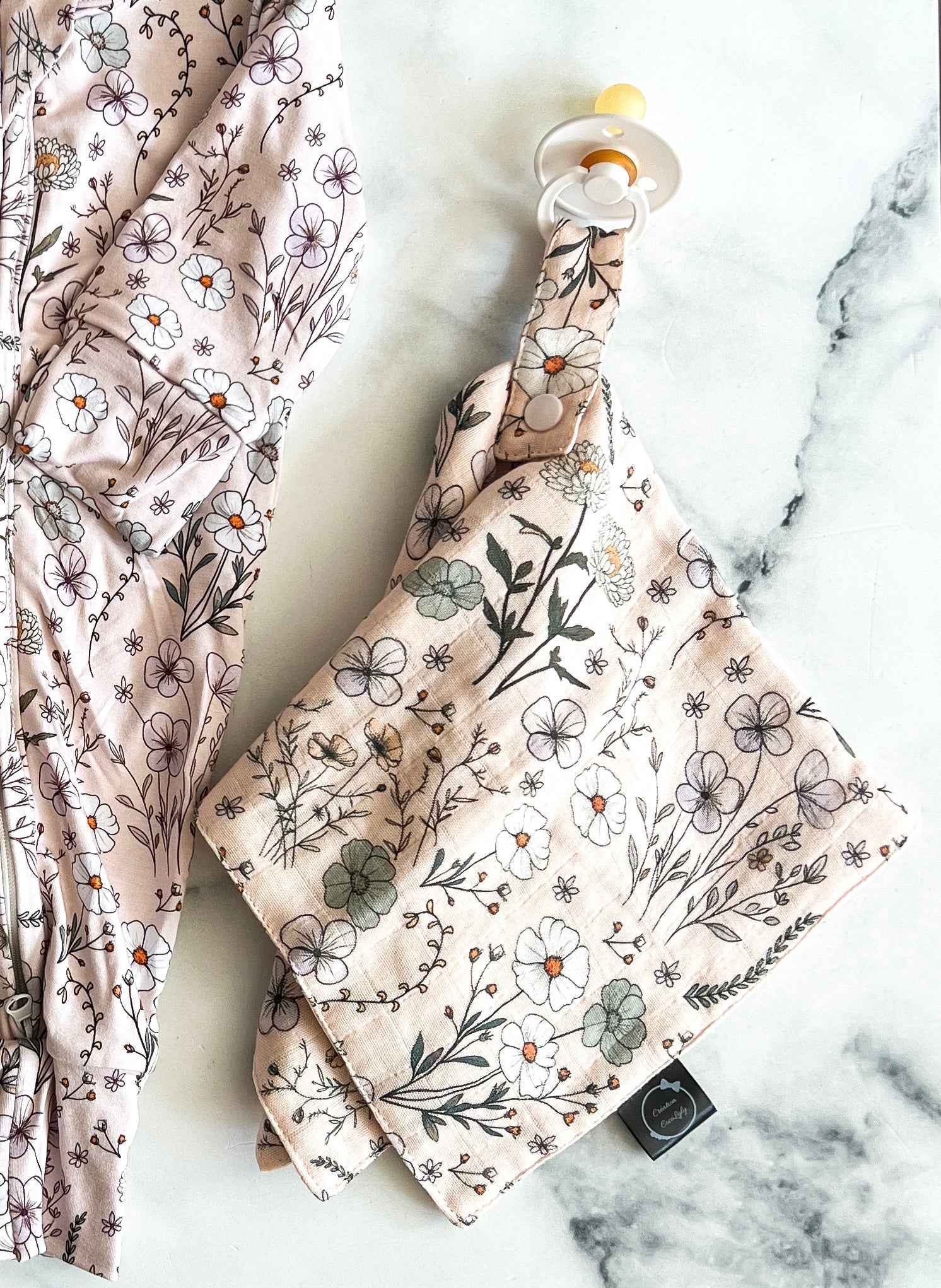 Attache-suce floral en mousseline de bambou