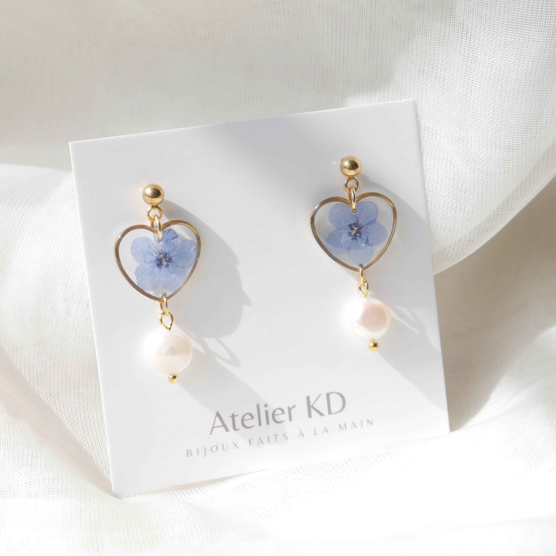 Boucles d'oreilles myosotis et perles - coeur 16mm