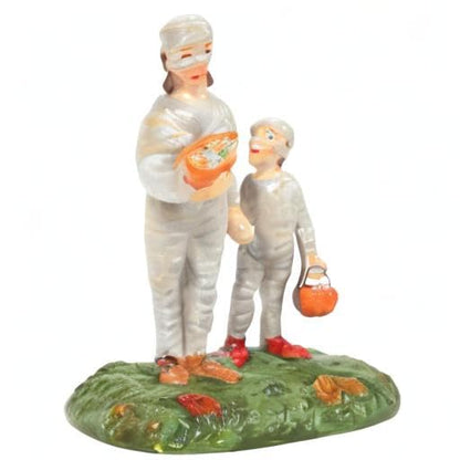 Department 56 Snow Village Halloween Accessories Mommy Treats Figurine, 4.53 Inch, Multicolor