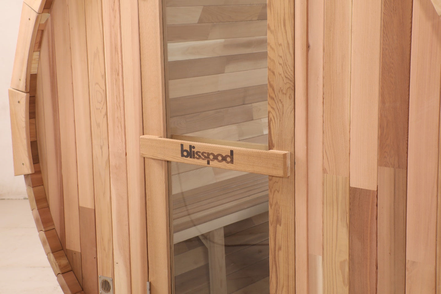 Blisspod | プラハ | カナダ産レッドシダー製屋外用スチームバレルサウナ、2-4名用／4-6名用、フルガラス背面＆フロントポーチシート2脚付き