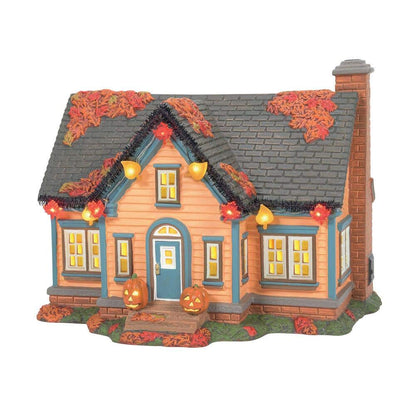 Department 56 Snow Village Halloween Trick or Treat Lane Peanuts House Lit Building and Accessories Set, 6.57 in H x 7.48 in W x 8.15 in L, Multicolor