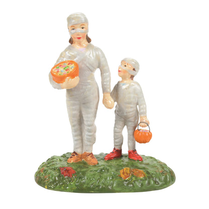 Department 56 Snow Village Halloween Accessories Mommy Treats Figurine, 4.53 Inch, Multicolor