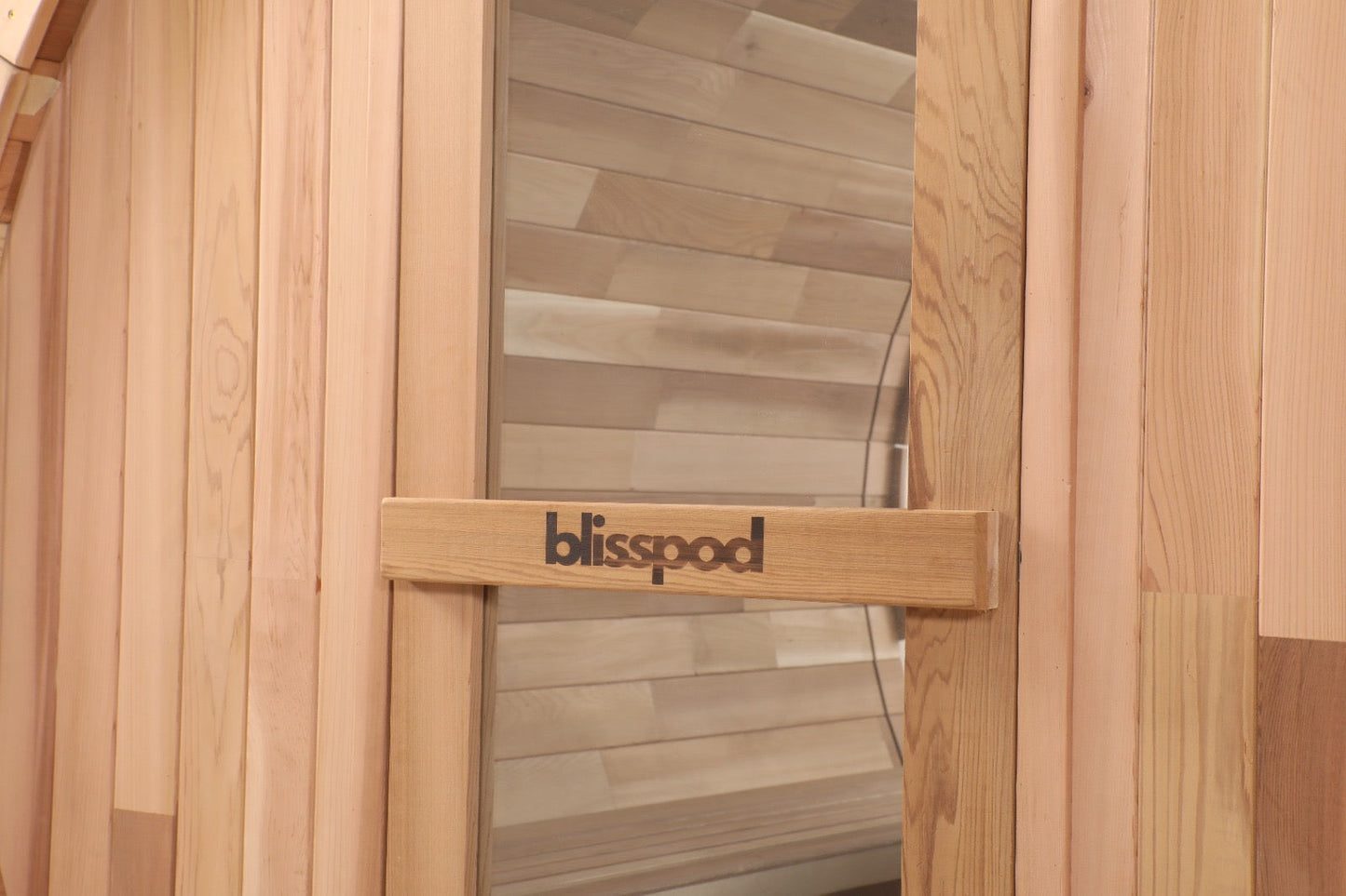 Blisspod | プラハ | カナダ産レッドシダー製屋外用スチームバレルサウナ、2-4名用／4-6名用、フルガラス背面＆フロントポーチシート2脚付き