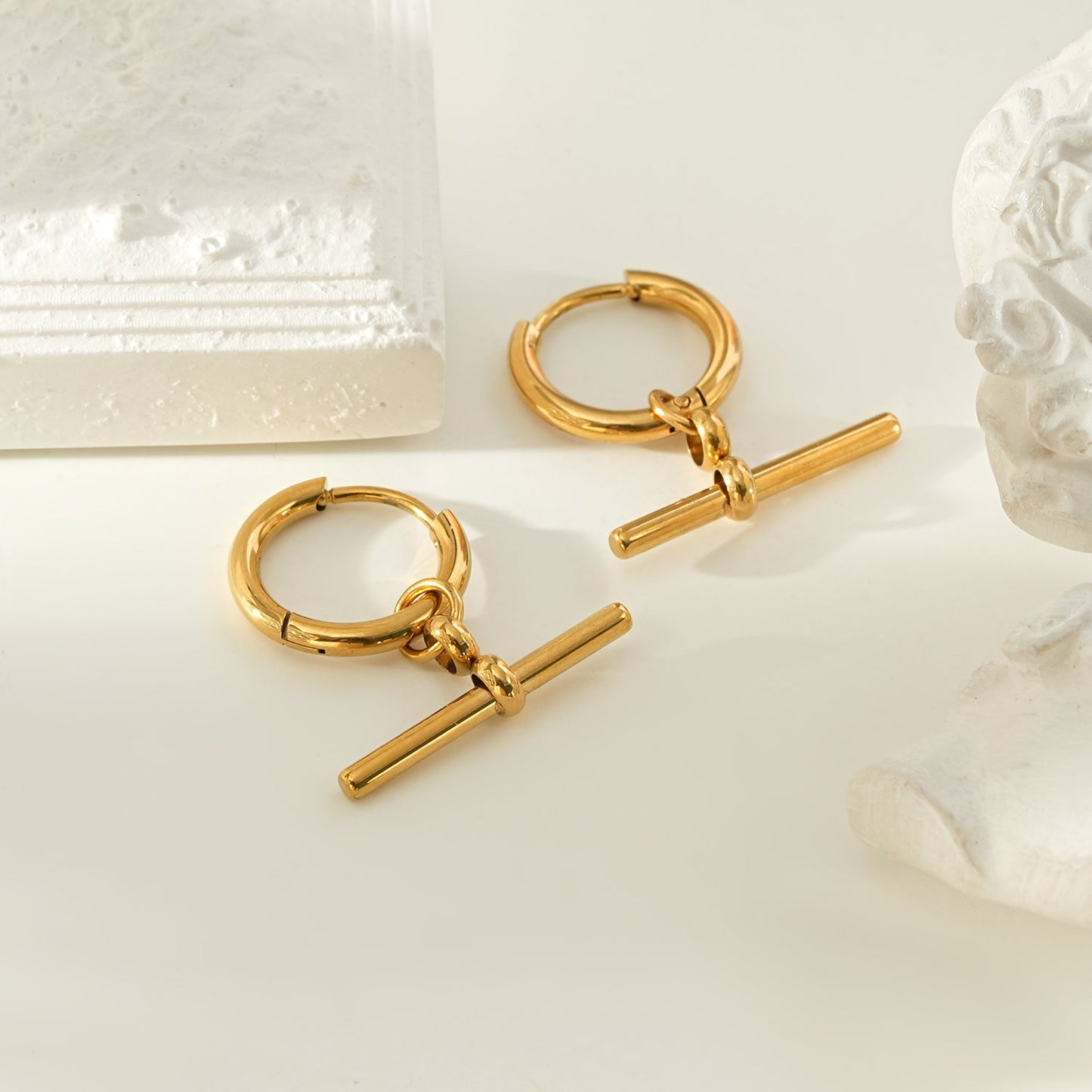 JUNIPER Gold: Hoop Earrings with Dangling T-Bar Charm