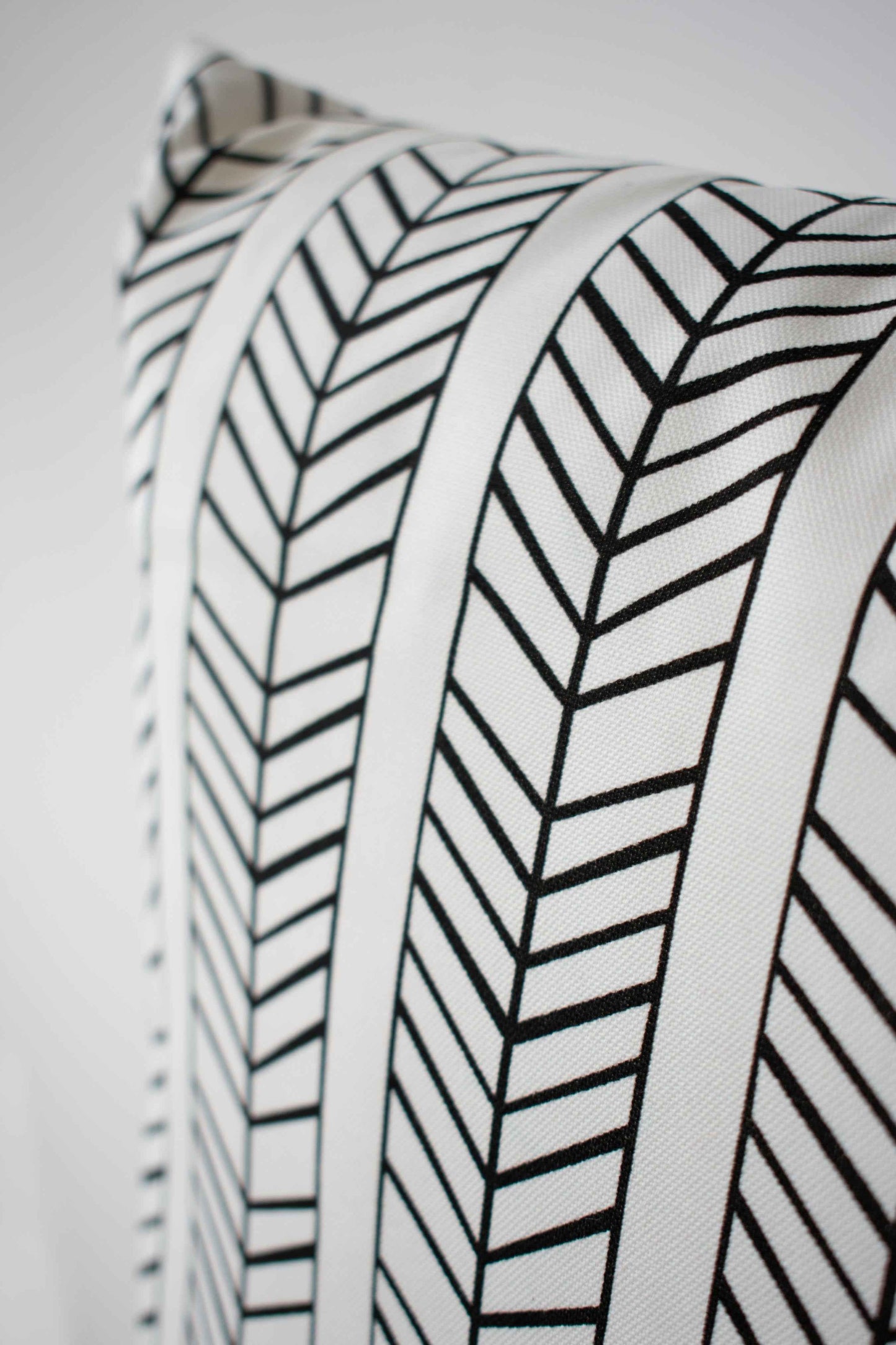 OUTDOOR PILLOW - BLACK AND WHITE 20"