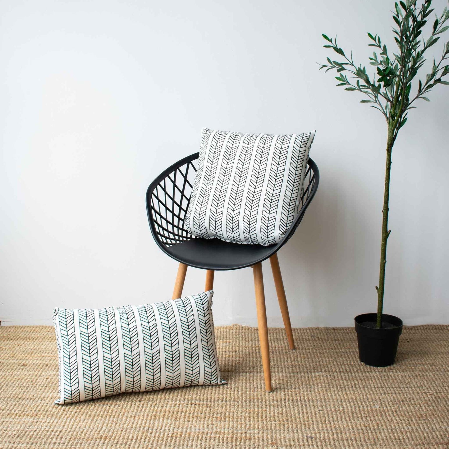 OUTDOOR PILLOW - BLACK AND WHITE 20"