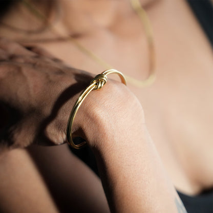 VANDA Gold: Modern Double Strand Metal Knot Bracelet