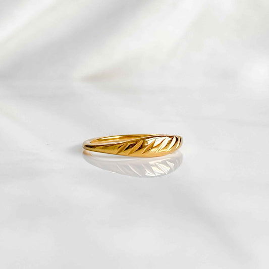 Bague dorée pour femmes en acier inoxydable plaqué or 18K | CÉRÈS