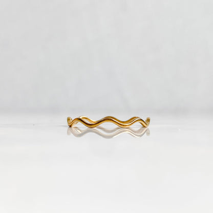 Bague ondulée dorée en acier inoxydable plaqué or 18K | NAÏA