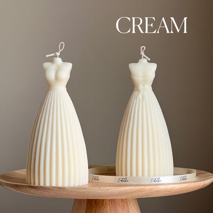Hochzeitskerze im Brautkleid-Design: Handgemachte Deko aus Sojawachs