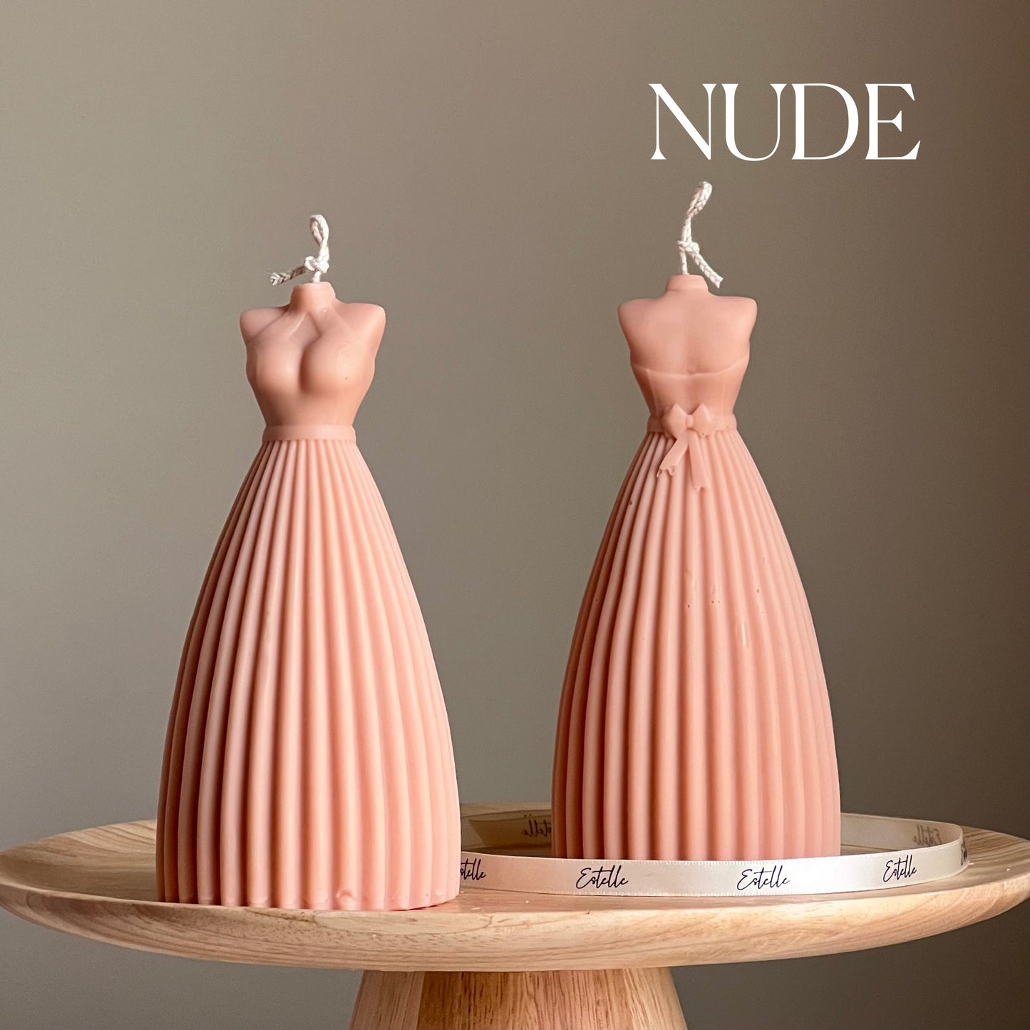 Hochzeitskerze im Brautkleid-Design: Handgemachte Deko aus Sojawachs