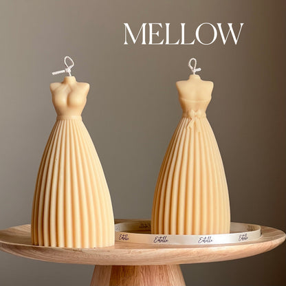 Hochzeitskerze im Brautkleid-Design: Handgemachte Deko aus Sojawachs
