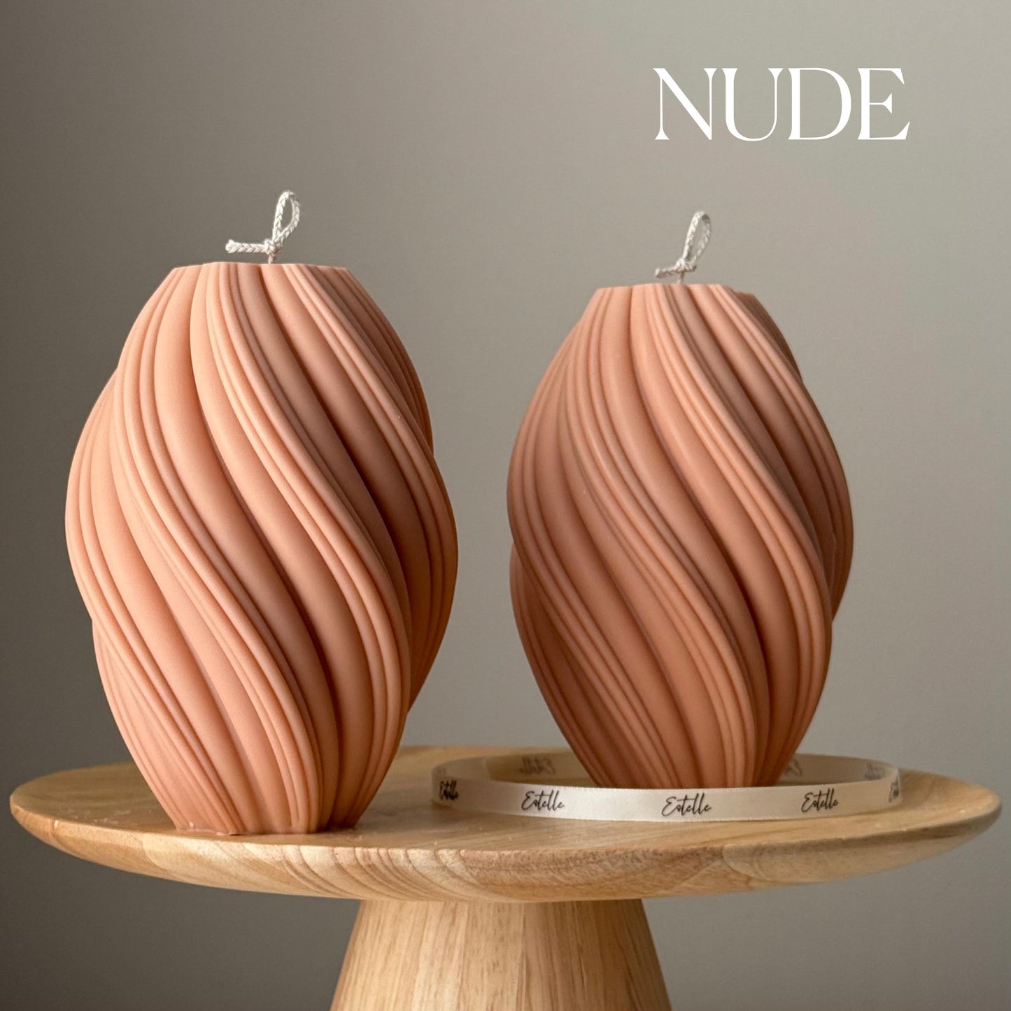 Handgegossene hohe Swirl Sojawachskerze: Skulpturale Kunstdekoration