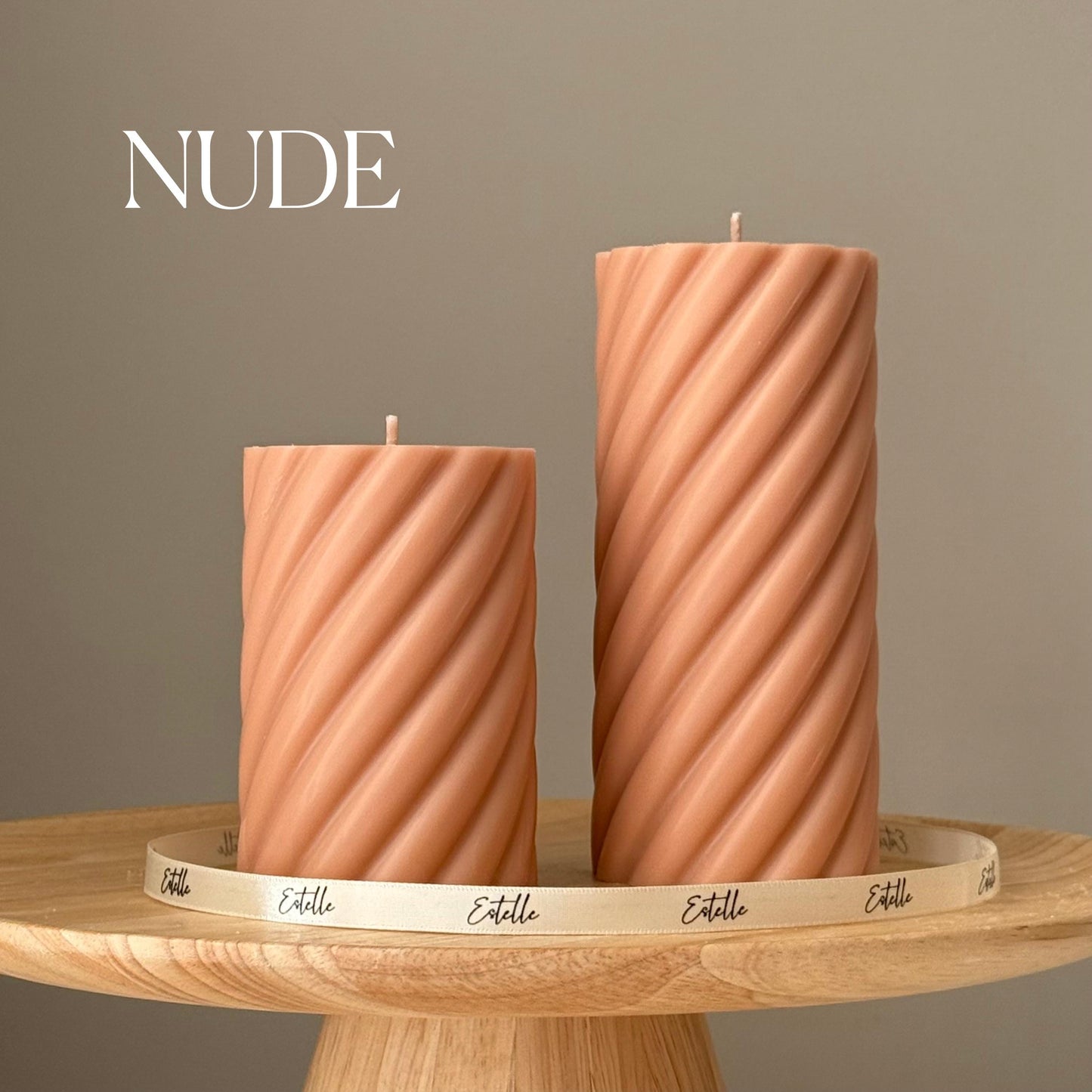 Handgefertigtes Swirl-Sojakerzen-Duo: Skulpturale Wohndekoration