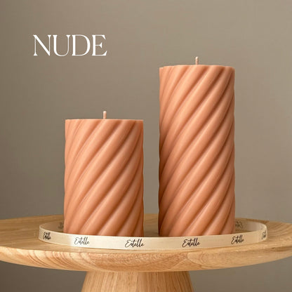 Handgefertigtes Swirl-Sojakerzen-Duo: Skulpturale Wohndekoration