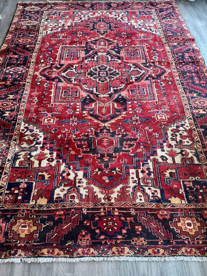 Persian Heriz Rug | 7' 7" x 10' 10"