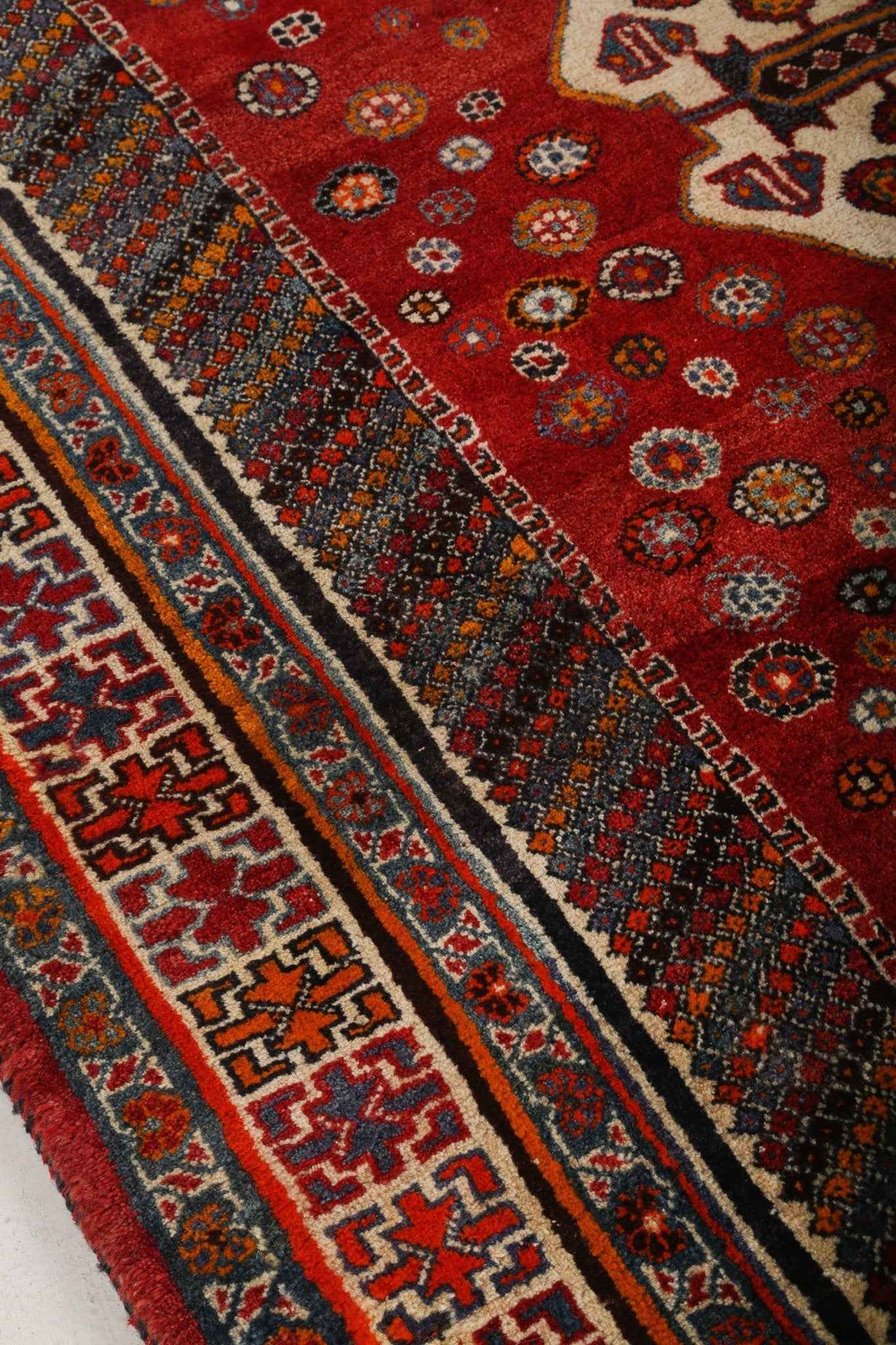 Persian Shiraz Rug | 5' 8" x 6' 10"